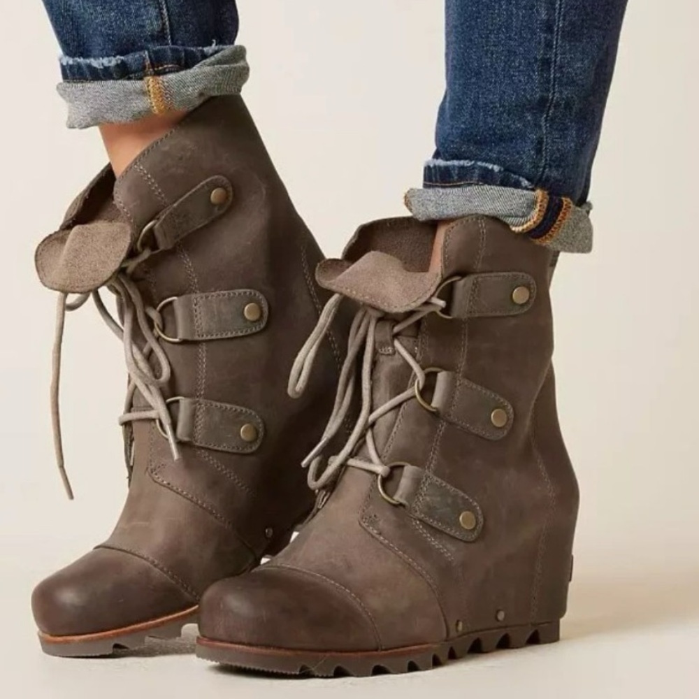 Woman Sorel Joan of Arctic Mid Waterproof Leather Wedge Boot size 9 booties
